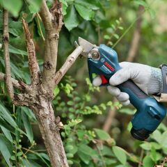 Bosch Pro Pruner 12 V 2 Ah Çift Akülü Dal Budama Makası + Bosch Taşıma Çantası